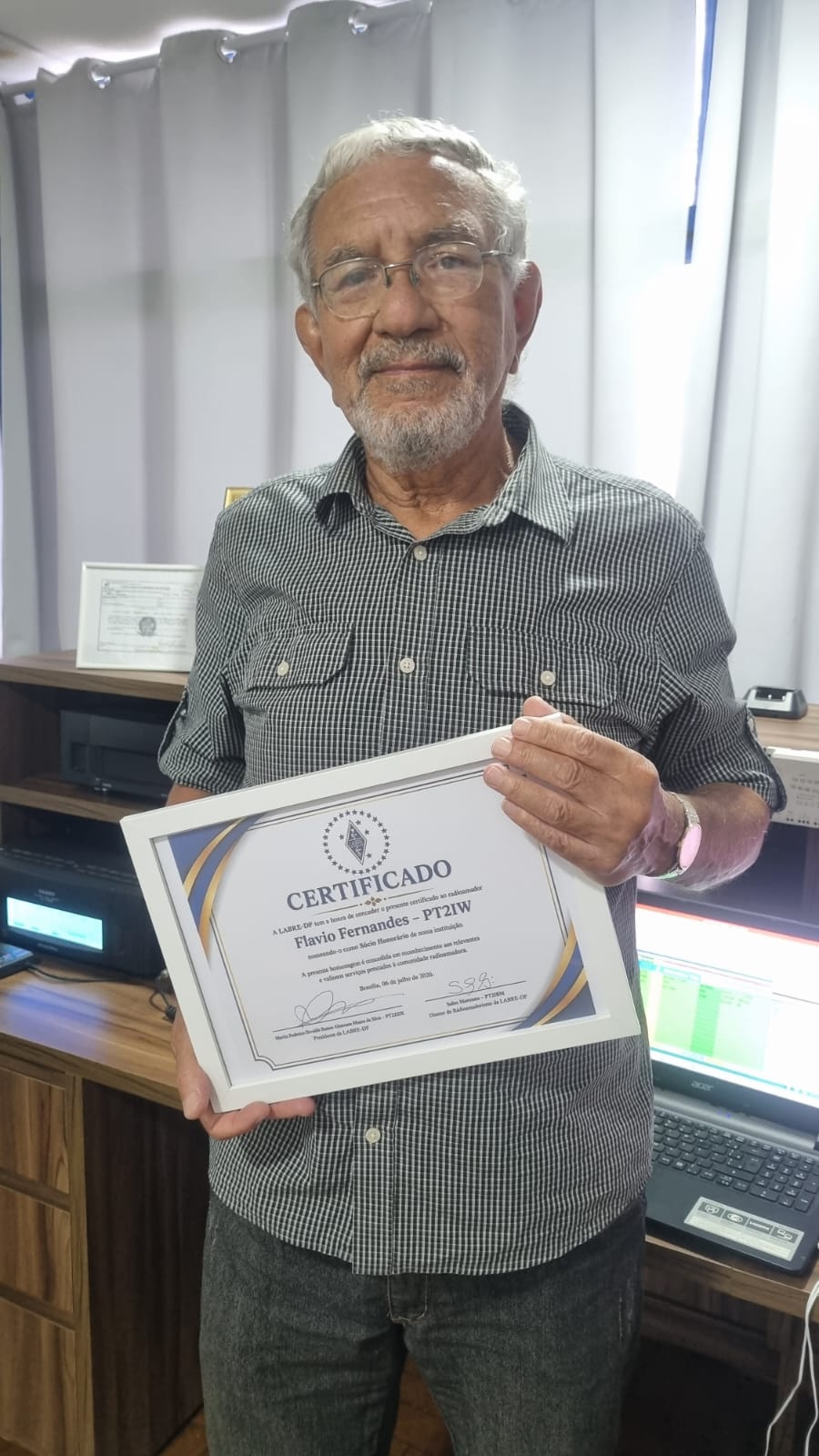Flávio Fernandes (PT2IW) recebe homenagem especial da LABRE-DF