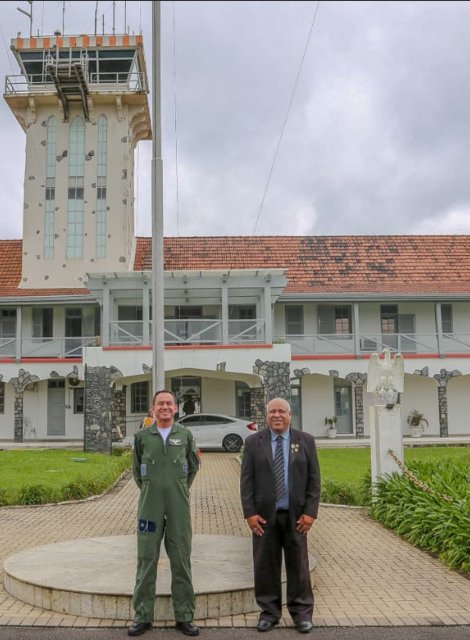 Diretor de Radioamadorismo da LABRE-DF condecora Coronel Aviador Comandante do CINDACTA II